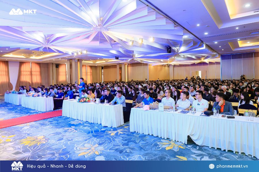 Chuyên gia Đặng Mạnh Dũng chia sẻ những giải pháp mạnh mẽ của Phần mềm MKT tới 1000 doanh nghiệp có mặt trong sự kiện Chiến lược đa kênh: Bí quyết tăng trưởng doanh số từ chuyên gia hàng đầu